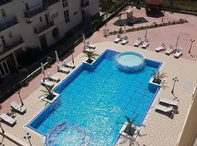 Apart-hotel Flora Beach Private *